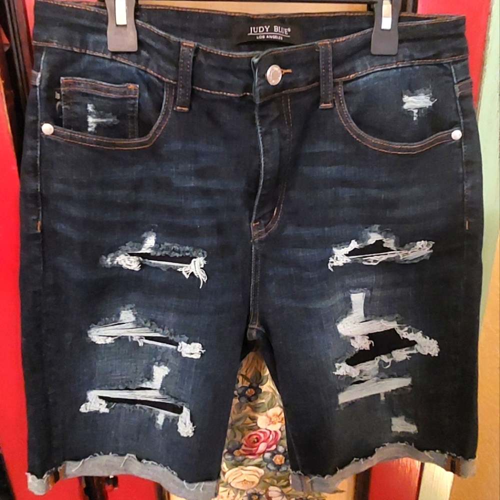 Judy Blue distressed burmuda shorts size L